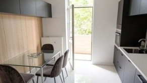 Priestranný 2-izbový byt na predaj s výmerou 65 m², balkónom a pivnicou na Karadžičovej ulici, TOP - fotografia 2