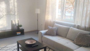 Priestranný 2-izbový byt na predaj s výmerou 65 m², balkónom a pivnicou na Karadžičovej ulici, TOP - fotografia 4