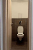 Na prenájom svetlý 2-izbový byt s výmerou a priestranným balkónom  - fotografia 16