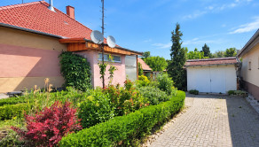 Na predaj priestranný, čiastočne zrekonštruovaný 1-podlažný rodinný dom s veľkým pozemkom  - fotografia 1