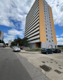 Na predaj priestranný a dobre dispozične riešený 1-izbový byt s loggiou - fotografia 1