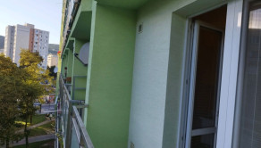 Na predaj priestranný 2-izbový byt s dvomi loggiami - fotografia 17