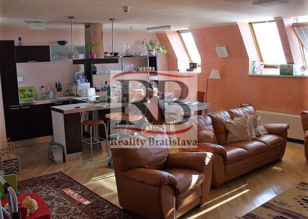 Atraktívny 4-izbový apartmán v Starom meste, Bratislava I