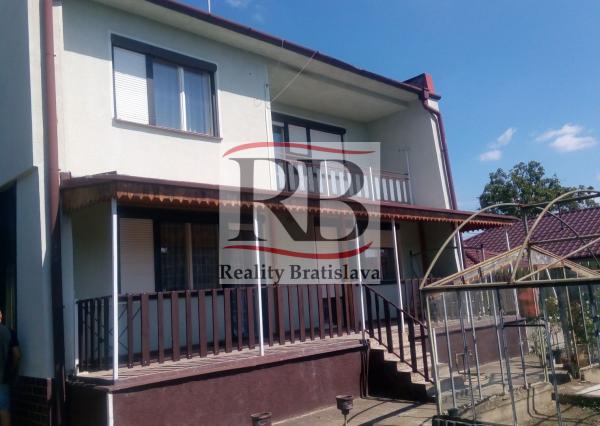 Rodinný dom s obchodným priestorom na predaj, Veľká Mača okr. Galanta