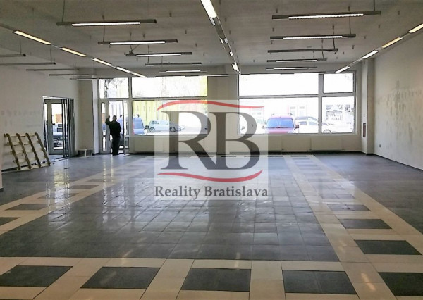 Showroom orientovaný na bývanie, 561 m2