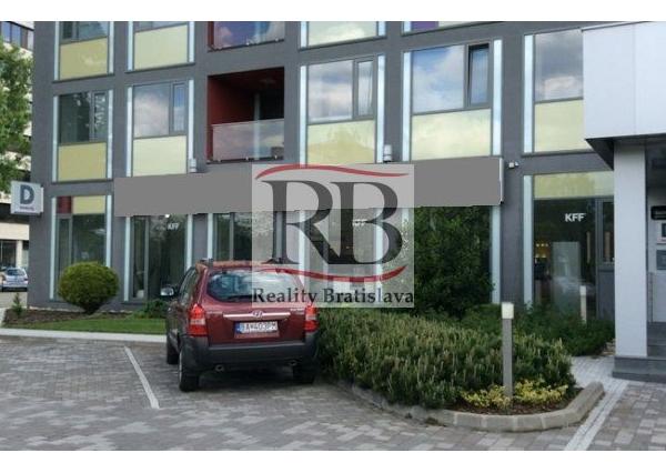 Obch. priestor s výkladmi do frekventovanej ulice, s parkovaním, 295 m2