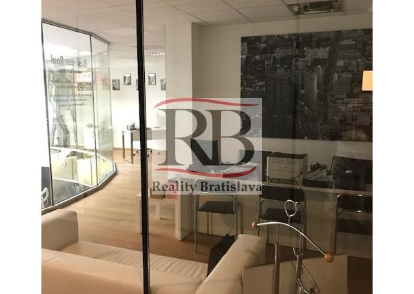 Obchodno-administratívny priestor v pasáži, s parkovaním, v centre