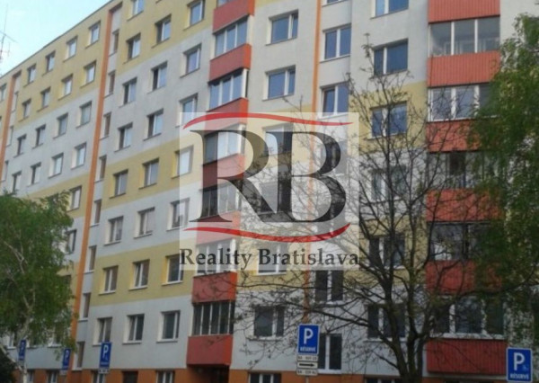 Na prenájom 4 izbový zariadený byt na Belinského ulici v Petržalke