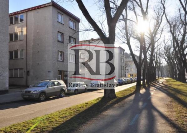 Na prenájom zrekonštruovaný 1 izbový byt na Trenčianskej ulici v Ružinove