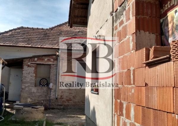Na predaj 2 Rodinné domy s veľkým pozemkom v obci Veľký Biel