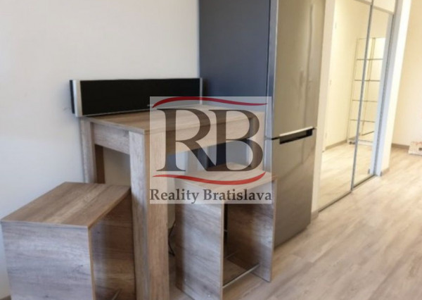 Na prenájom 1 izbový byt s veľkým slnečným balkónom v novostavbe na Žltej ulici v Petržalke