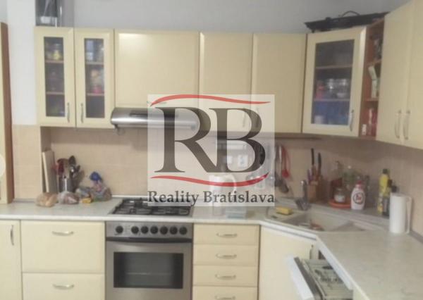 4-izbový byt s dvomi balkónmi na Furdekovej ulici v Petržalke