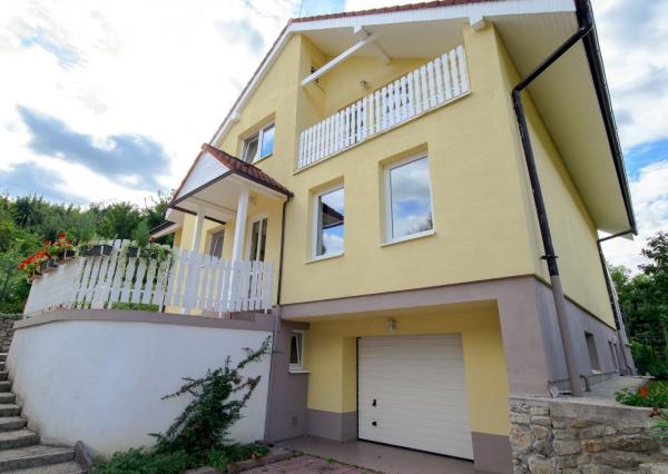 Priestranný 6i RD s dvomi garážami a krásnym výhľadom v Borinke