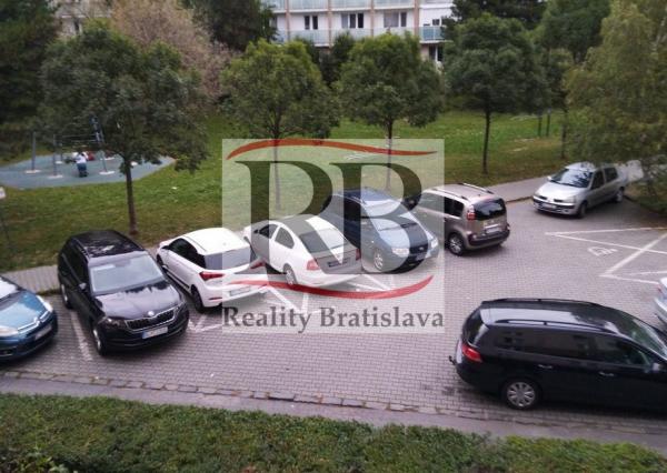 Na predaj 2,5 izbový byt na ulici Československých parašutistov v Novom Meste