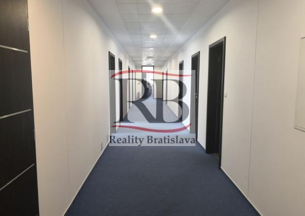 Kancelárske priestory v blízkosti diaľničného obchvatu a letiska