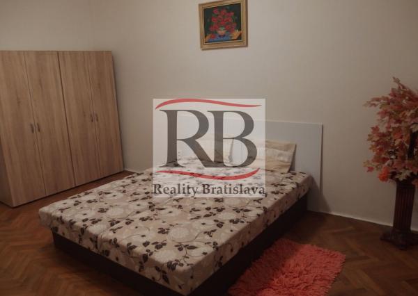 Dvojgarsónka na Dulovom námestí v širšom centre Bratislavy