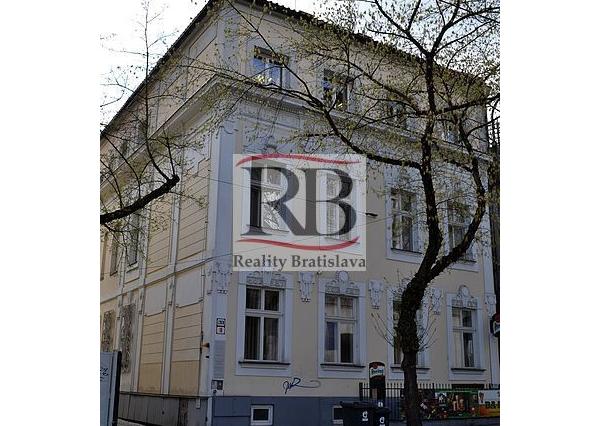 Kancelárske priestory v historickej budove s loggiou, blízko vlakovej stanice