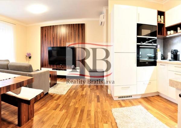 Svetlý a priestranný a tichý 3-izbový byt na Račianskom mýte