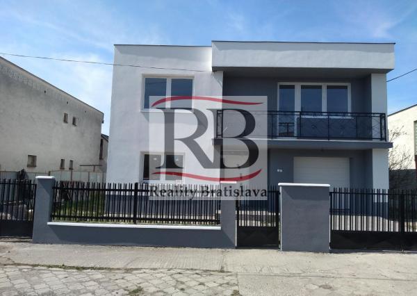 Na predaj 7 izbový zrekonštruovaný rodinný dom v tichej slnečnej ulici v obci Dolný Štál