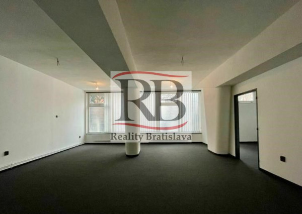 Obchodný priestor so služobným bytom na predaj, 95 m²