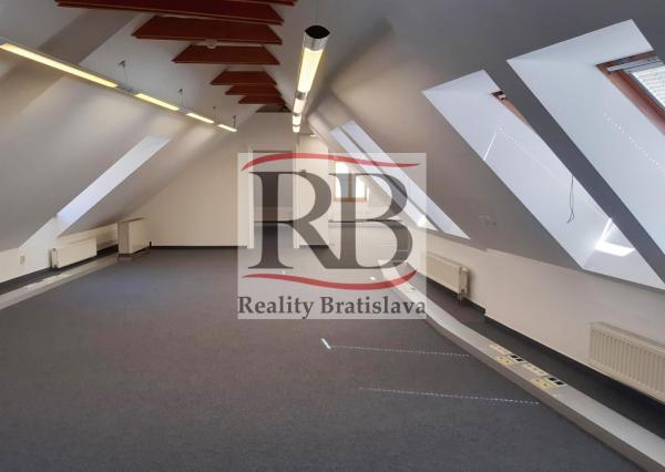 Administratívny celok v historickej budove, Klariská ulica, 184m2