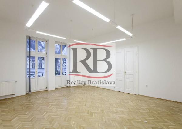 Uzavretý admin. celok v krásnej historickej budove, 148m2, 2 parkovacie miesta