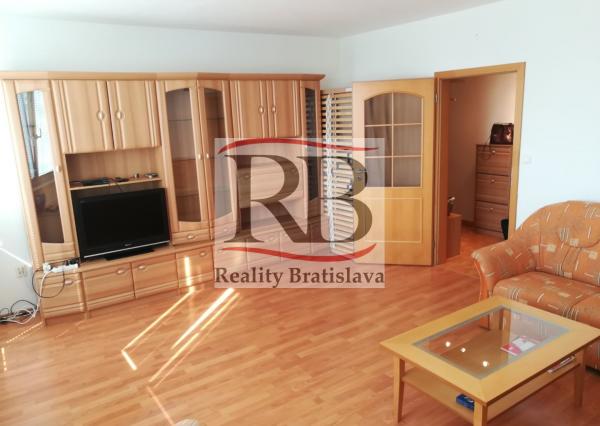Na prenájom priestranný a svetlý 3i byt s loggiou a parkovaním na ulici Svätého Vincenta v Ružinove, BAII