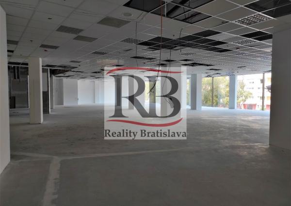 Obchodno-administratívny priestor, 220 m2