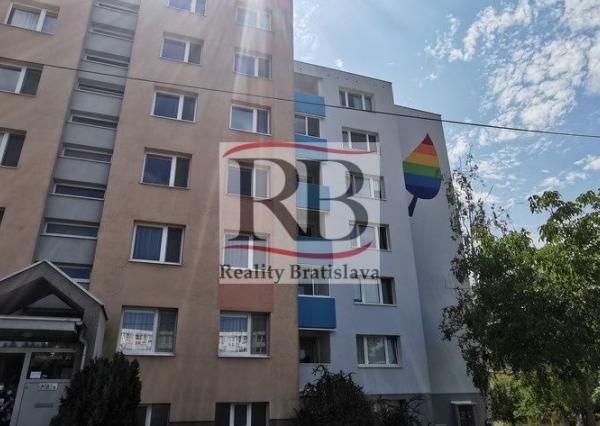 Na predaj 3-izbový byt na Pribišovej ulici v Karlovej Vsi- Dlhé Diely