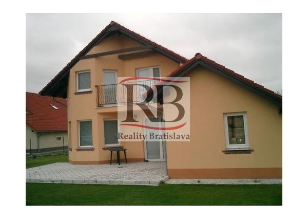 Na prenájom 4-izbový rodinný dom v Hamuliakove