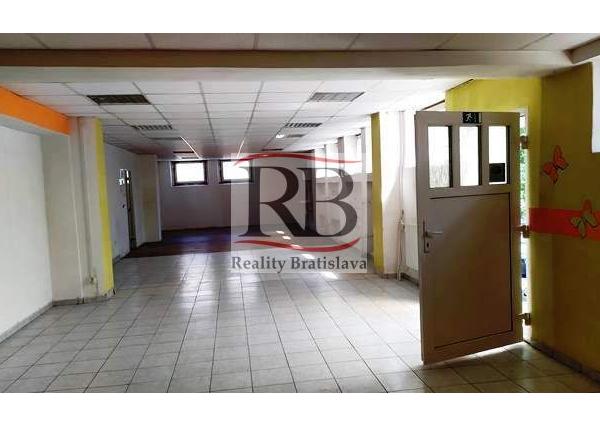 Obchodný / skladový priestor 263m² v Ružinove na prenájom