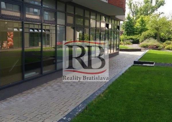 Obchodný priestor s veľkým výkladom v novostavbe Perla Ružinova, 123m²