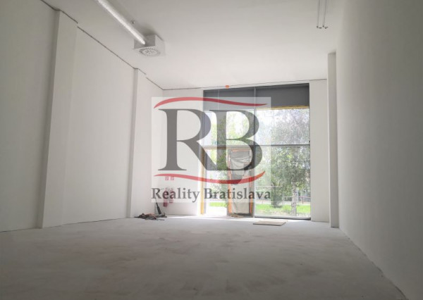 Nový obchodný priestor s vysokými stropmi na Račianskej ulici, 71,48m2