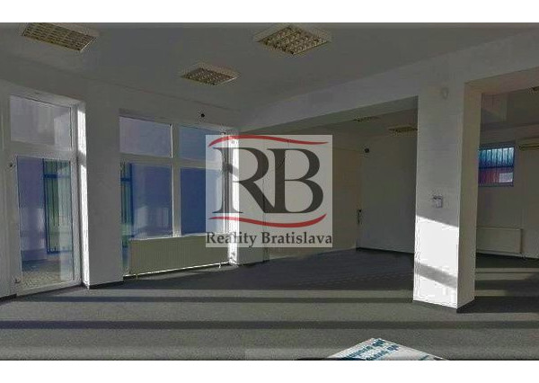 Obchodný priestor na rušnej ceste s preskleným výkladom, 85m²