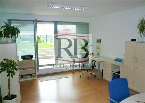 Priestor s veľkou terasou v blízkosti Polusu a 3 Veží, 70 m²