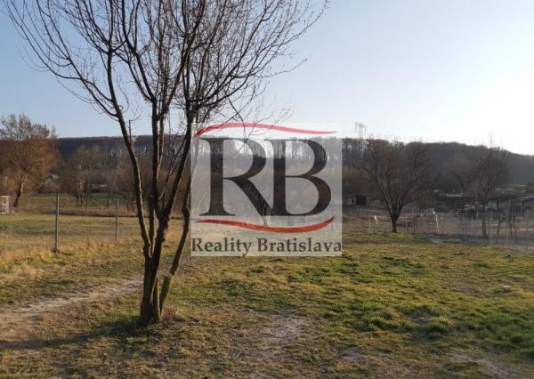 Stavebný pozemok Borinka 2647 m2, s prebiehajúcim stavebným konaním
