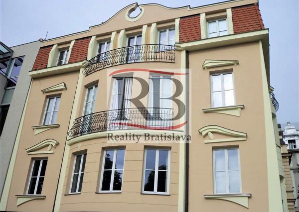 Uzavretý admin. celok v krásnej historickej budove, 165,7 m2, 2 parkovacie miesta