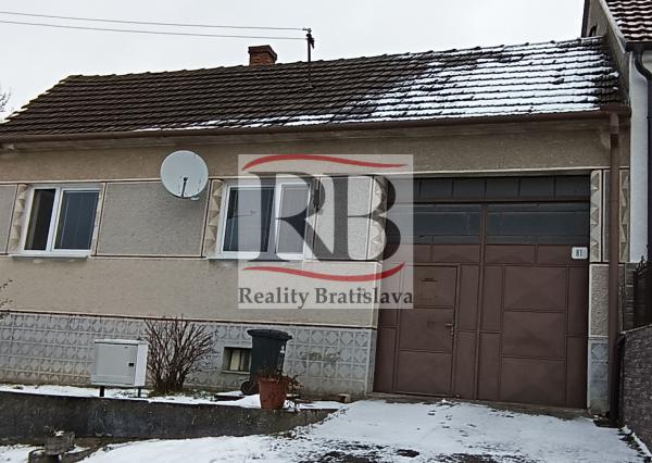 Rodinný dom s nádherným a veľkým pozemkom v obci Unín na predaj