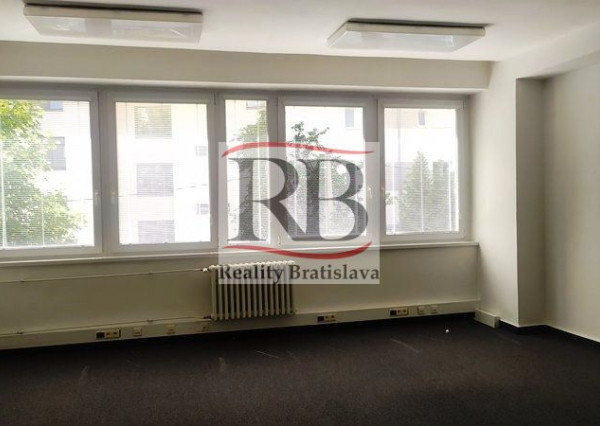 Kancelária 39,5 m2 s umývadlom v BA III na prenájom
