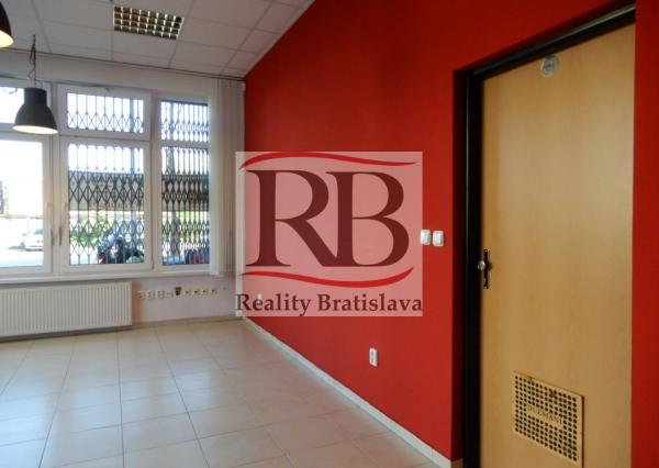 Na predaj obchodný priestor s vlastným parkovaním na Hradskej ulici