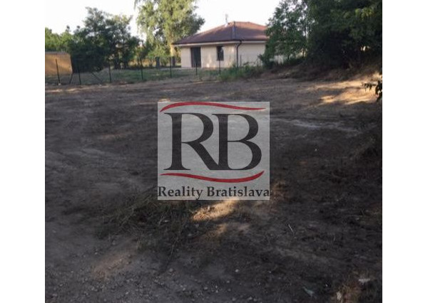 Stavebný pozemok 3005 m2 v obci Hamuliakovo na predaj