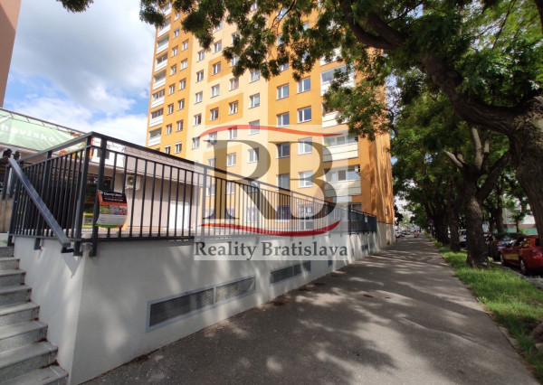 Obchodný priestor 500m2 s priestrannou terasou, v blízkosti polikliniky Tehelná – Bratislava III