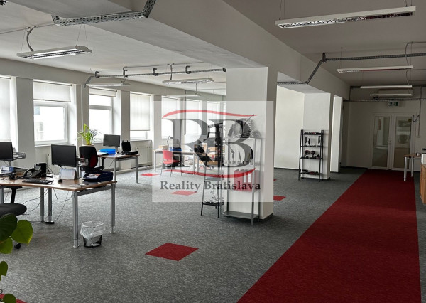 Celok kancelárií v blízkosti Klientskeho centra, Trnavská cesta, 310m2