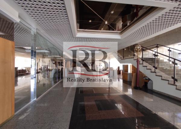 Kongresová sála, lobby, kuchyňa, jedáleň a príslušenstvo, ex Holiday Inn, 3.000m2