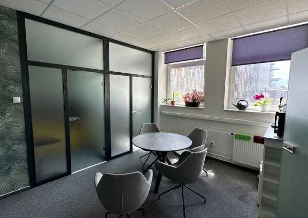 Svetlý celok kancelárií neďaleko Klientskeho centra na Trnavskej ceste, 260m2