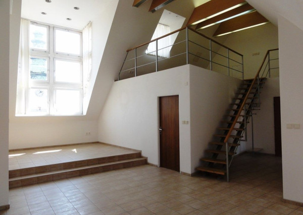 Na prenájom – podkrovný kancelársky priestor v Bratislave I – Staré Mesto