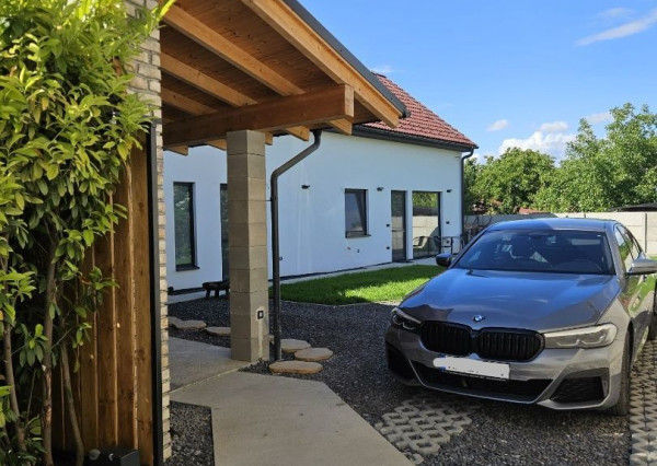 Rodinný dom - novostavba, vlastná prístupová cesta, Rusovce