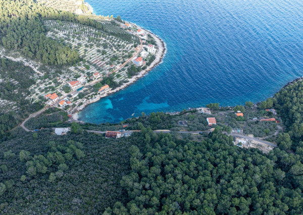 Pozemok s výhľadom na more a súkromným lesom – jedinečná kombinácia pokoja a prírody