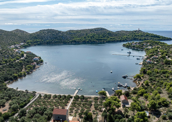 Lastovo: Stavebný pozemok pre rodinný dom v jednej z najpokojnejších zátok Chorvátska
