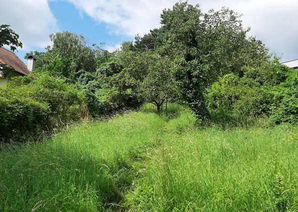 NA PREDAJ - slnečný svahovitý POZEMOK 585 m² s výbornou dostupnosťou v tichom prostredí – STUPAVA